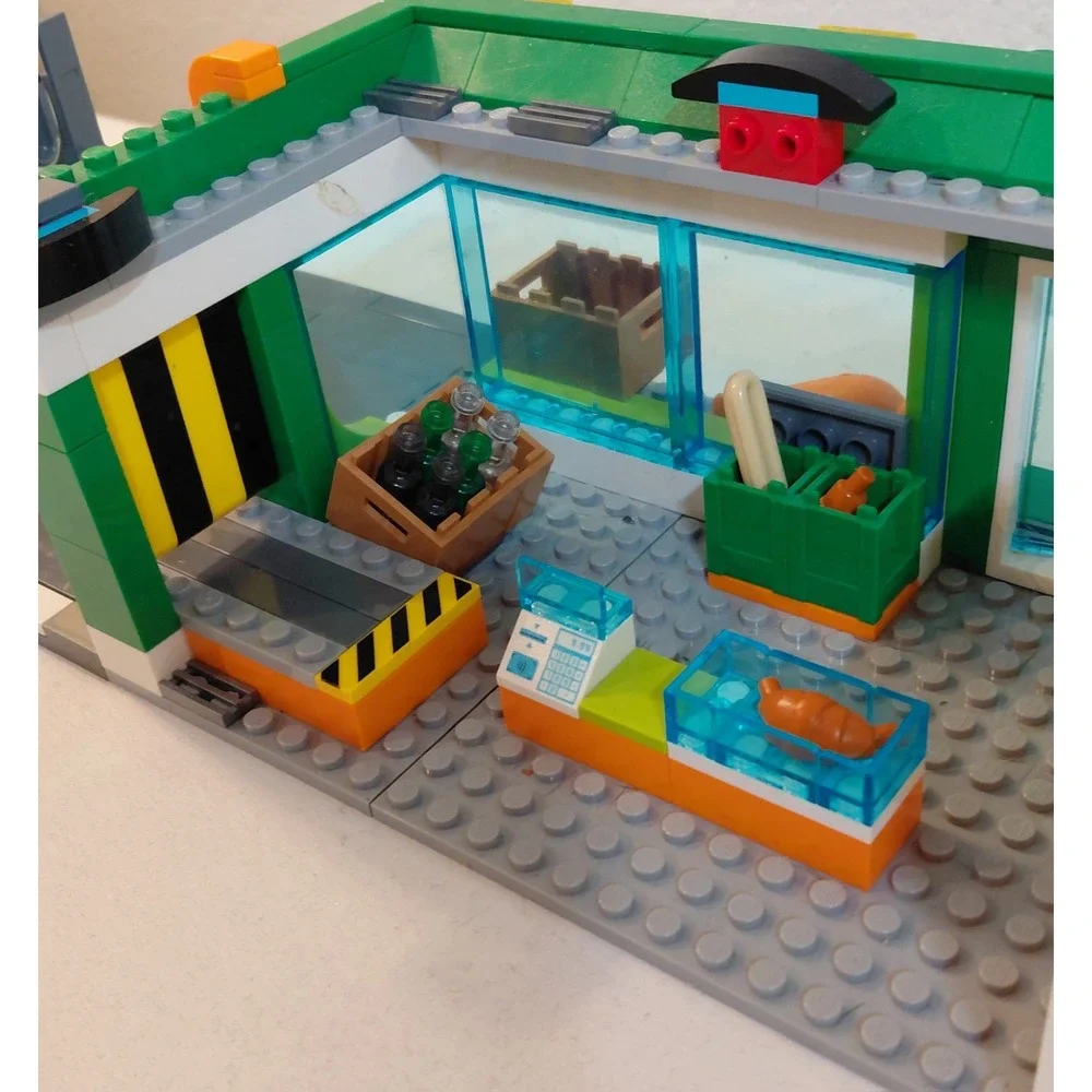 LEGO City Grocery Store 60347 - Nearly Complete - AS-IS / PARTS - 4 Figures
